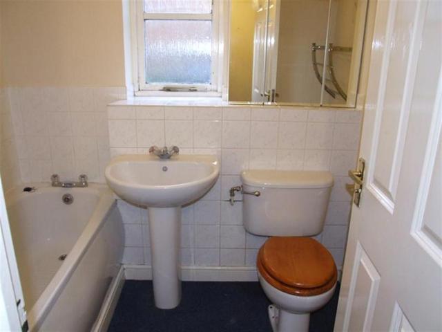  Image of 1 bedroom Flat to rent in Mullards Close Mitcham CR4 at Hackbridge Surrey Mitcham, CR4 4FD