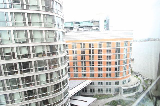  Image of Flat to rent in Fairmont Avenue London E14 at Fairmont Avenue  London, E14 9PW