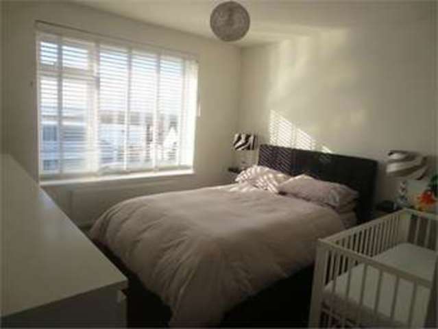  Image of 2 bedroom Apartment for sale in New Road Leigh-on-Sea SS9 at New road Leigh on sea Leigh-on-Sea, SS9 2EB