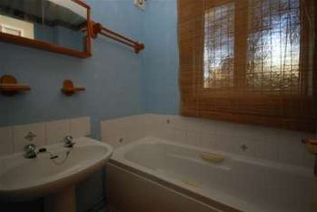  Image of 1 bedroom Flat to rent in New Town Uckfield TN22 at Uckfield, TN22 5DJ