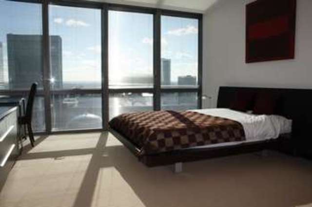  Image of 3 bedroom Flat to rent in Hertsmere Road London E14 at Canary Wharf, E14 4EG
