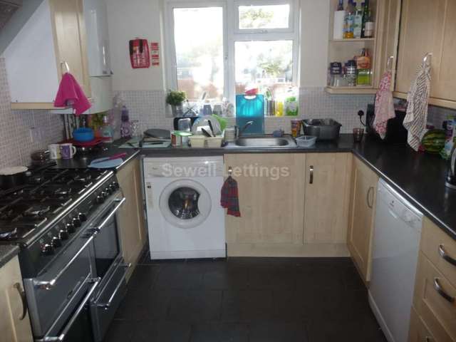 Image of 7 bedroom Detached house to rent in Norris Road Earley Reading RG6 at Norris Road  Reading, RG6 1NJ
