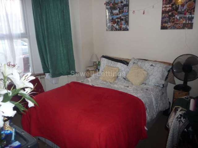  Image of 7 bedroom Detached house to rent in Norris Road Earley Reading RG6 at Norris Road  Reading, RG6 1NJ