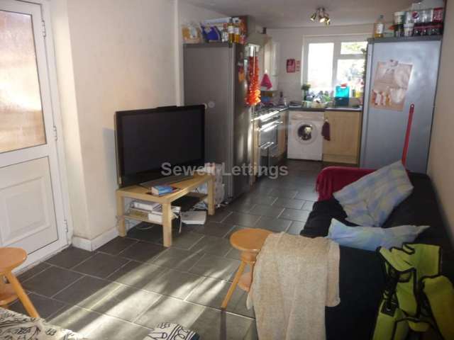  Image of 7 bedroom Detached house to rent in Norris Road Earley Reading RG6 at Norris Road  Reading, RG6 1NJ