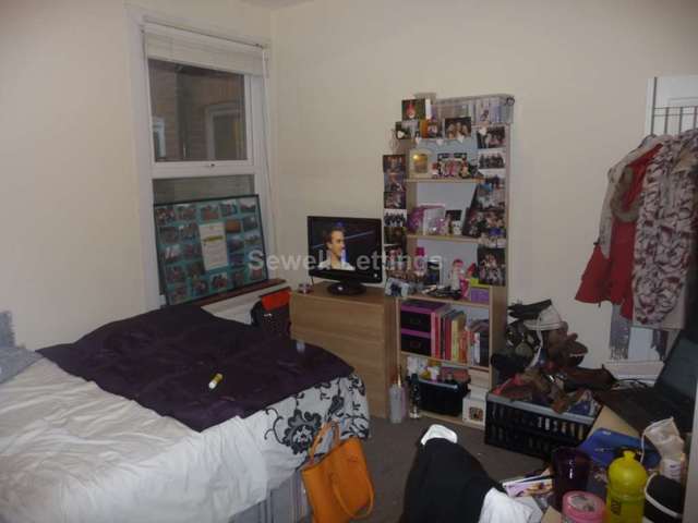  Image of 7 bedroom Terraced house to rent in Norris Road Earley Reading RG6 at Norris Road  Reading, RG6 1NJ