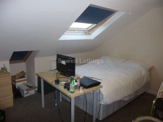  Image of 7 bedroom Terraced house to rent in Norris Road Earley Reading RG6 at Norris Road  Reading, RG6 1NJ