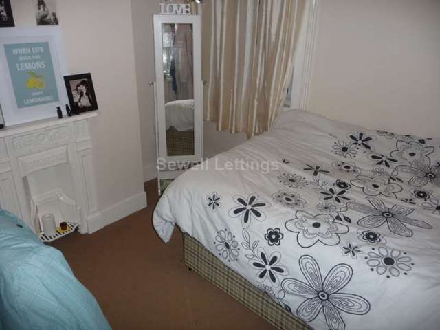  Image of 4 bedroom Detached house to rent in Norris Road Earley Reading RG6 at Norris Road  Reading, RG6 1NJ