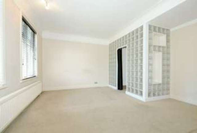  Image of 3 bedroom Flat for sale in North Approach Northwood HA6 at North Approach  Moor Park, HA6 2JH