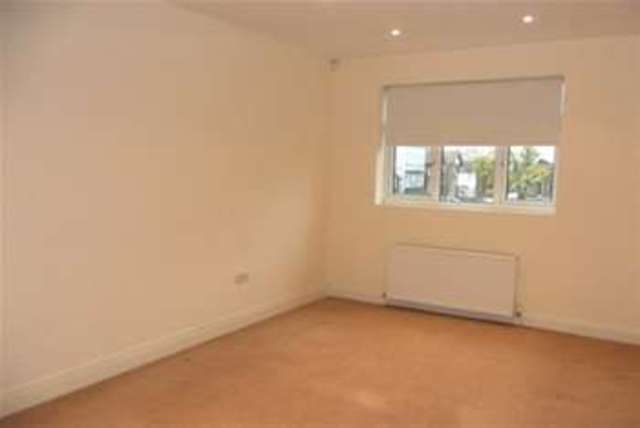  Image of 2 bedroom Flat to rent in The Drive London E4 at London, E4 7AH
