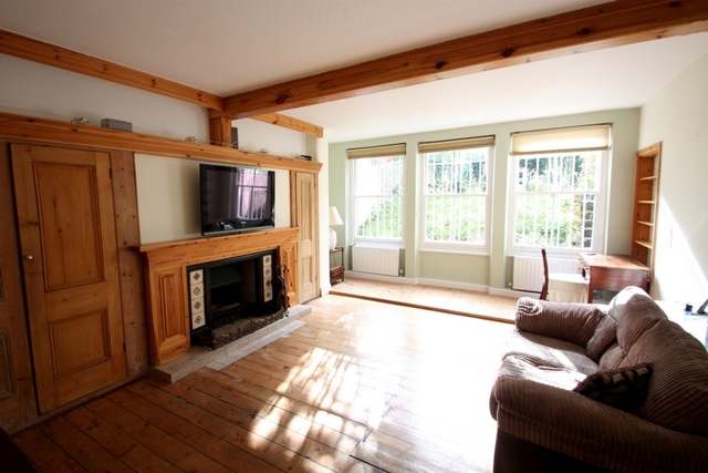  Image of 3 bedroom Flat to rent in North Side Wandsworth Common London SW18 at North Side Wandsworth Common  London, SW18 2SU