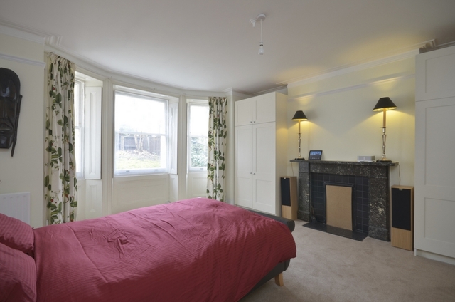  Image of 3 bedroom Flat to rent in North Side Wandsworth Common London SW18 at North Side Wandsworth Common  London, SW18 2SU