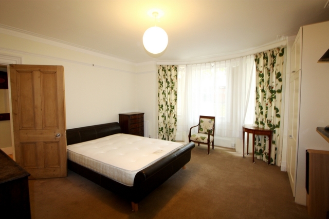  Image of 3 bedroom Flat to rent in North Side Wandsworth Common London SW18 at North Side Wandsworth Common  London, SW18 2SU