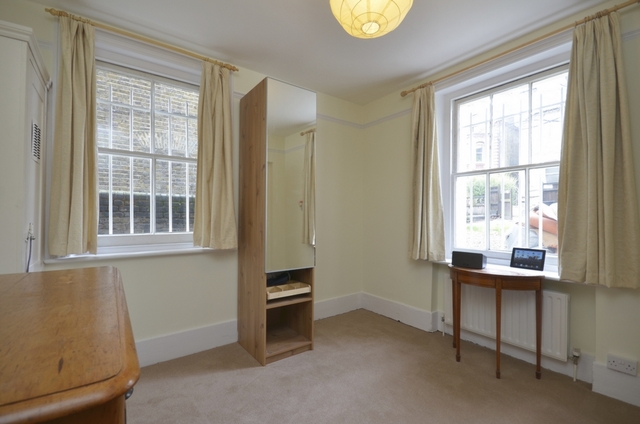  Image of 3 bedroom Flat to rent in North Side Wandsworth Common London SW18 at North Side Wandsworth Common  London, SW18 2SU