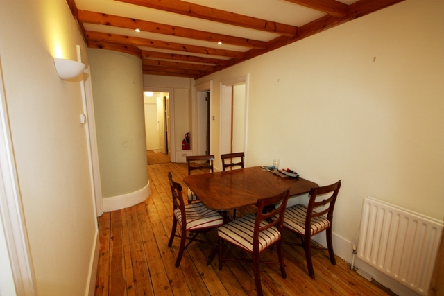  Image of 3 bedroom Flat to rent in North Side Wandsworth Common London SW18 at North Side Wandsworth Common  London, SW18 2SU