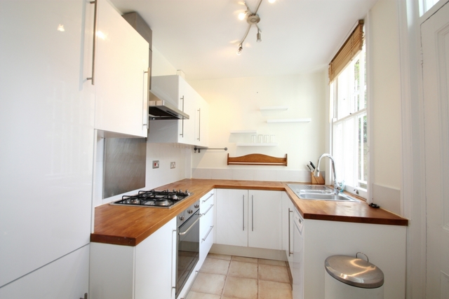  Image of 3 bedroom Flat to rent in North Side Wandsworth Common London SW18 at North Side Wandsworth Common  London, SW18 2SU