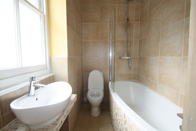  Image of 3 bedroom Flat to rent in North Side Wandsworth Common London SW18 at North Side Wandsworth Common  London, SW18 2SU