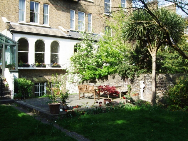  Image of 3 bedroom Flat to rent in North Side Wandsworth Common London SW18 at North Side Wandsworth Common  London, SW18 2SU
