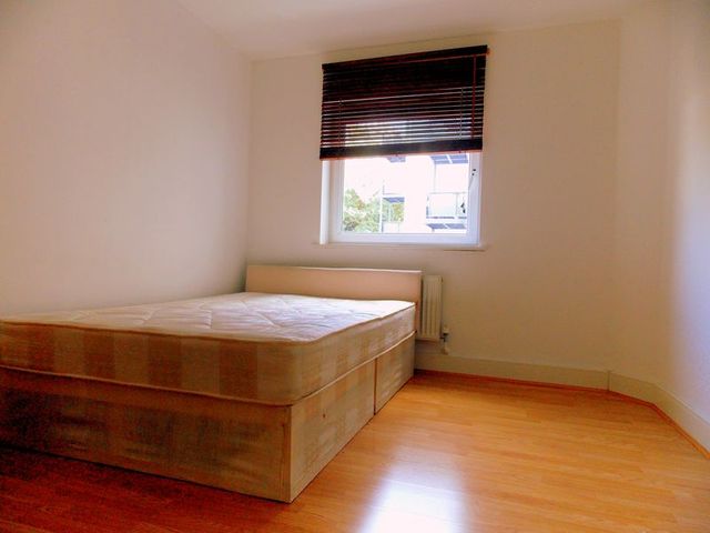  Image of 1 bedroom Property to rent in Pembridge Villas London W11 at Notting Hill London, W11 3EW