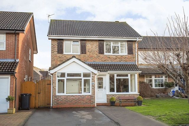  Image of 3 bedroom Detached house for sale in Oakmeadow Close Emsworth PO10 at Oakmeadow Close  Emsworth, PO10 7RL