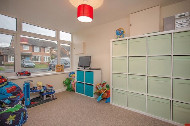  Image of 3 bedroom Detached house for sale in Oakmeadow Close Emsworth PO10 at Oakmeadow Close  Emsworth, PO10 7RL