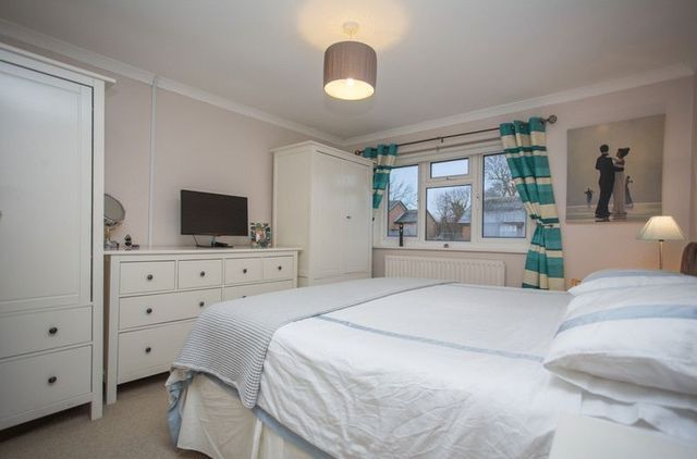  Image of 3 bedroom Detached house for sale in Oakmeadow Close Emsworth PO10 at Oakmeadow Close  Emsworth, PO10 7RL