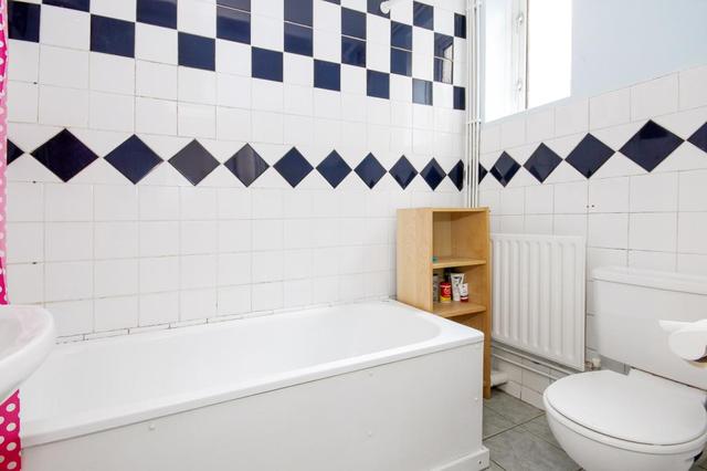  Image of 2 bedroom Flat for sale in Lower Road London SE16 at Orchard House Lower Road Surrey Quays, SE16 2XF