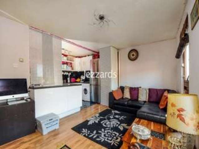  Image of 1 bedroom Flat for sale in Orchard Road Hounslow TW4 at Hounslow, TW4 5JQ
