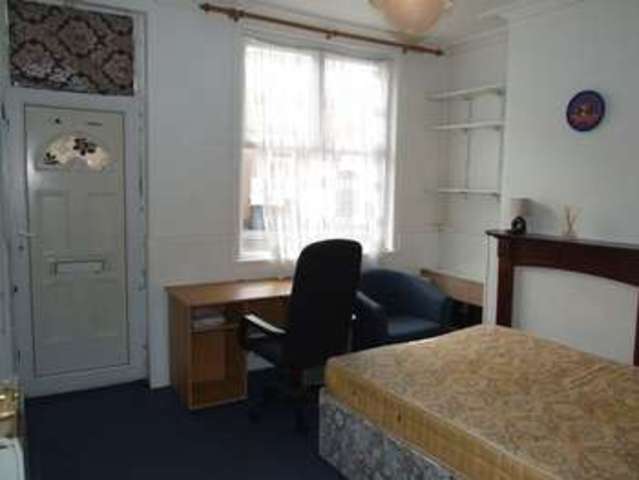  Image of 3 bedroom Terraced house to rent in Oxford Street Loughborough LE11 at Oxford Street  Loughborough, LE11 5DP