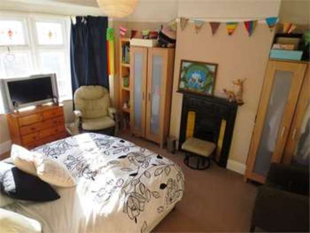  Image of 4 bedroom Terraced house for sale in Pall Mall Leigh-on-Sea SS9 at Pall Mall Leigh on sea Leigh-on-Sea, SS9 1RD
