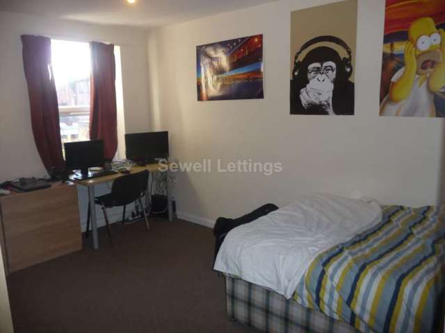  Image of 7 bedroom Terraced house to rent in Palmer Park Avenue Earley Reading RG6 at Palmer Park Avenue  Reading, RG6 1DN
