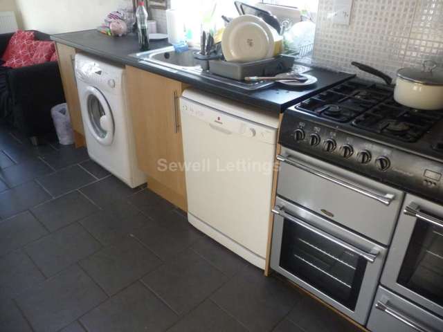  Image of 7 bedroom Terraced house to rent in Palmer Park Avenue Earley Reading RG6 at Palmer Park Avenue  Reading, RG6 1DN