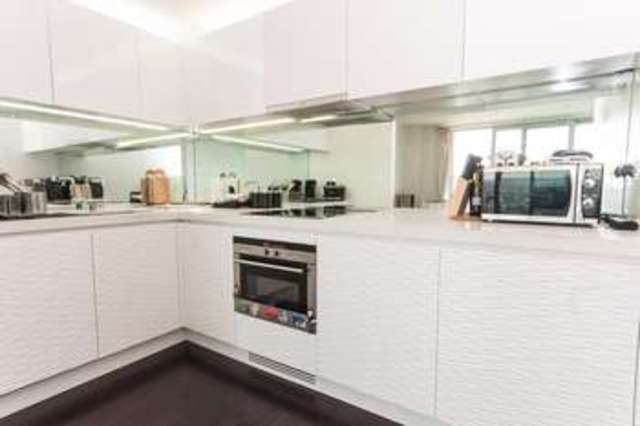  Image of 1 bedroom Flat for sale in Pan Peninsula Square London E14 at London, E14 9HR