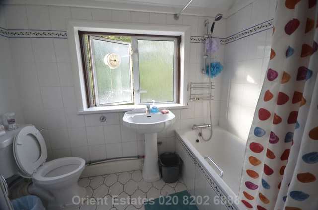  Image of House Share to rent in Park Road London NW4 at Park Road Hendon Central London, NW4 3PA