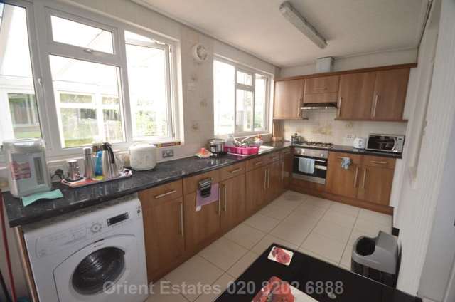  Image of House Share to rent in Park Road London NW4 at Park Road Hendon Central London, NW4 3PA