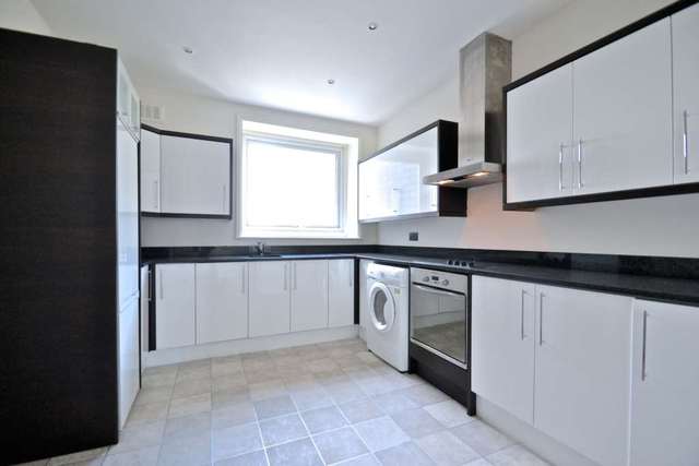  Image of 4 bedroom Apartment to rent in Park Road London NW8 at Park Road St John`s Wood London, NW8 7HY