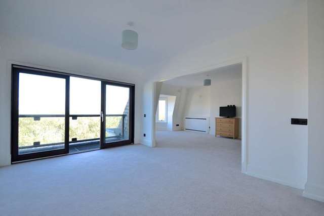  Image of 4 bedroom Apartment to rent in Park Road London NW8 at Park Road St John`s Wood London, NW8 7HY
