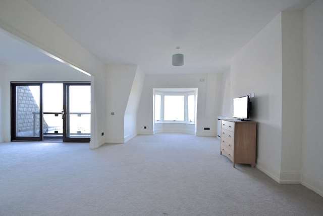  Image of 4 bedroom Apartment to rent in Park Road London NW8 at Park Road St John`s Wood London, NW8 7HY