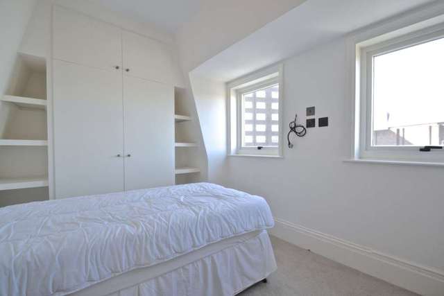  Image of 4 bedroom Apartment to rent in Park Road London NW8 at Park Road St John`s Wood London, NW8 7HY