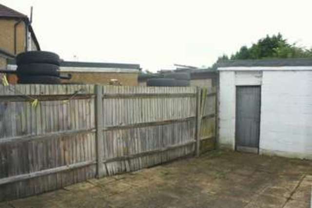  Image of 5 bedroom Detached house to rent in Park View Road Uxbridge UB8 at Park View Road  Uxbridge, UB8 3LJ