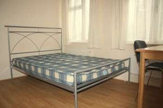  Image of 5 bedroom Detached house to rent in Park View Road Uxbridge UB8 at Park View Road  Uxbridge, UB8 3LJ