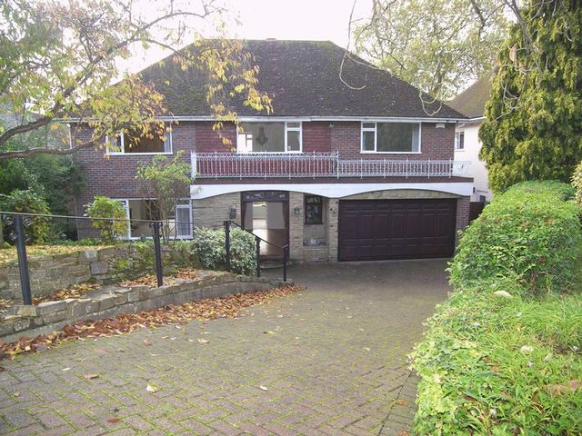  Image of 4 bedroom Detached house to rent in Pelhams Walk Esher KT10 at Pelhams Walk  Esher, KT10 8QA