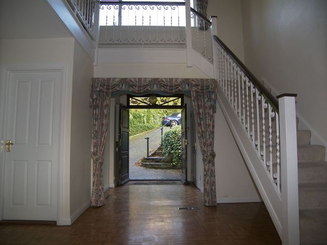  Image of 4 bedroom Detached house to rent in Pelhams Walk Esher KT10 at Pelhams Walk  Esher, KT10 8QA