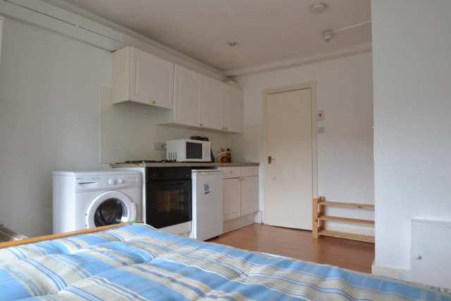  Image of Studio flat to rent in Penywern Road London SW5 at Penywern Road  London, SW5 9SU