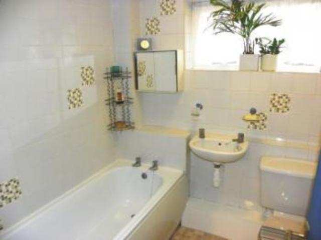  Image of 3 bedroom Detached house to rent in Petworth Gardens Southampton SO16 at Petworth Gardens Lordswood Southampton, SO16 8EF