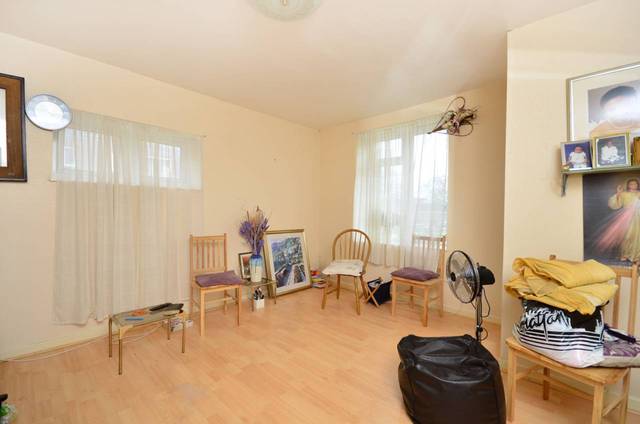  Image of 2 bedroom Flat for sale in Summit Estate Portland Avenue London N16 at Portland Avenue  Stamford Hill, N16 6EX