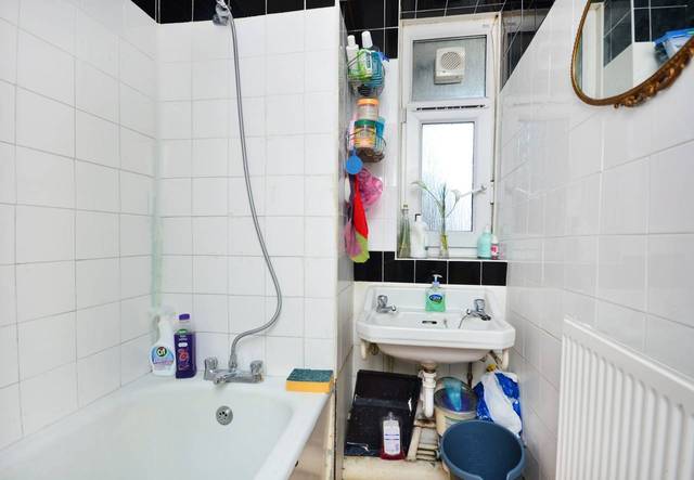  Image of 2 bedroom Flat for sale in Summit Estate Portland Avenue London N16 at Portland Avenue  Stamford Hill, N16 6EX