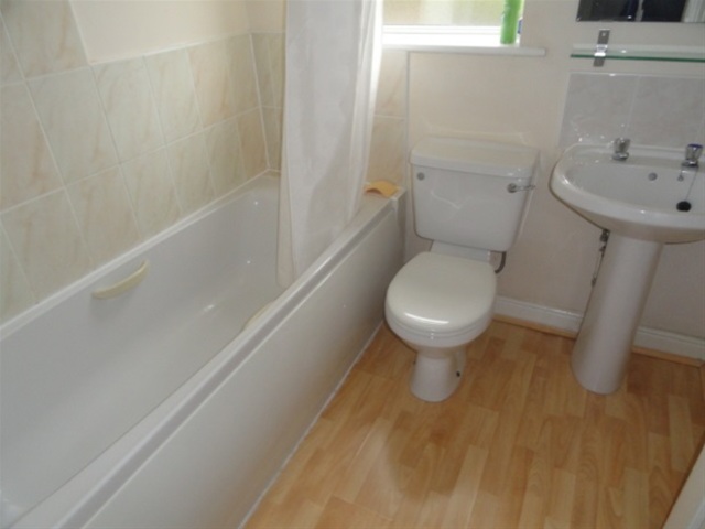  Image of 3 bedroom Terraced house for sale in Priestthorpe Road Bingley BD16 at Bingley, BD16 4NT