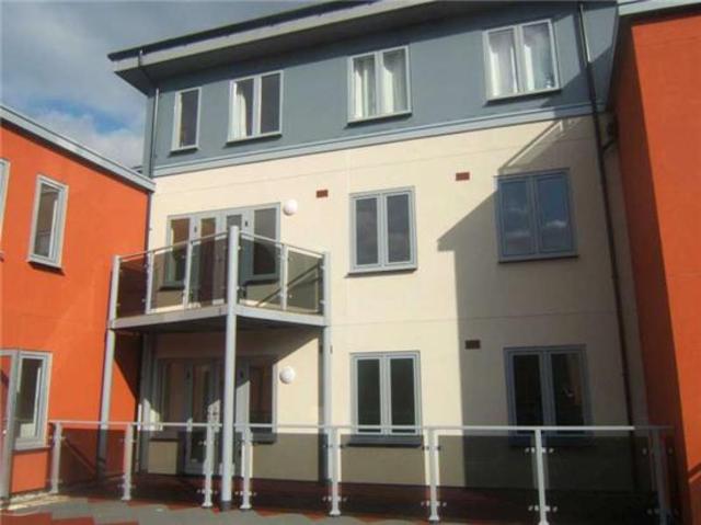 Image of 2 bedroom Flat to rent in Woodcote Road Wallington SM6 at Surrey, SM6 0LY