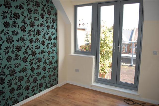  Image of 2 bedroom Flat to rent in Woodcote Road Wallington SM6 at Surrey, SM6 0LY