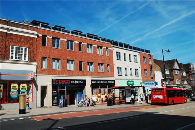  Image of 2 bedroom Flat to rent in Woodcote Road Wallington SM6 at Surrey, SM6 0LY